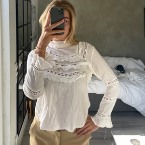 Blus - Vit blus, knappt använd💖 Storlek S