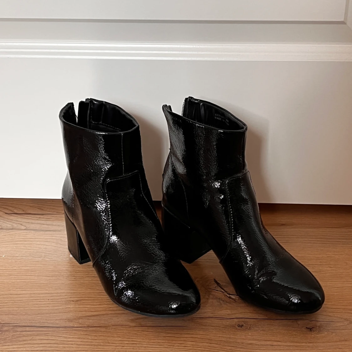 Högklackade lackskor strl 37