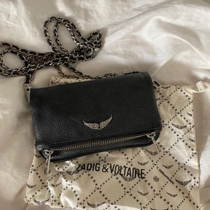 ZADIG VÄSKA - Säljer min lilla Zadig väska. Köpt för 2 år sen. Hyfsat skick och inga tydliga slitningar förutom lite ”rost” på kedjan. Köpt för 2000kr säljer för 1000kr! Dustbag tillkommer! 