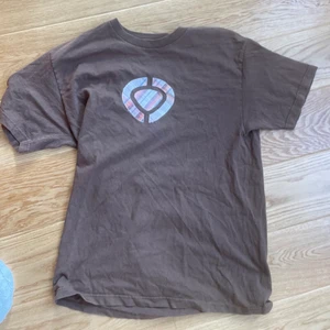 CIRCA T-SHIRT  - Brun vintage circa tshirt. Köptes second hand, kom tyvärr aldrig till användning. Skön passform och inga som helst flaws. Size L, 150kr. Priset är inte hugget i sten! 