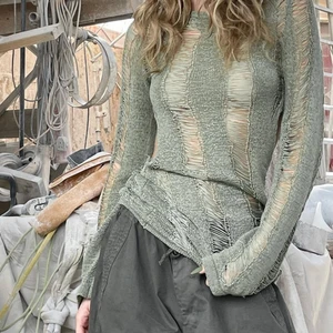Distressed Knit Long Sleeve Topp  - ‼️ Tryck ej på köp nu! 💬 Meddela vid intresse!  Köp denna coola stickade, distressade topp. Kommer i svart och grönt. Storlekarna är S, M och L.