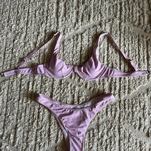 Bikini - Superfin vit och rosa rutig bikini från shein som aldrig är använd i storlek L (liten i storleken och passar de som har storlek M)💞 