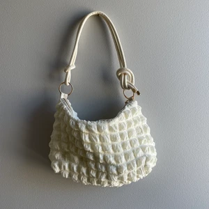 Väska - Fin vit väska med puffar på från shein. 60kr + frakt som köparen står för💕