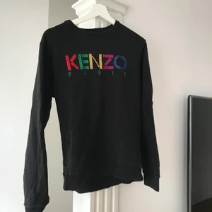 Kenzo herrtröja - Säljer av min pojkväns kläder som inte används längre, och har använts väldigt sparsamt.   Tjocktröja från KENZO. Strl M  Kan mötas upp i Norrköping men även posta mot swish!