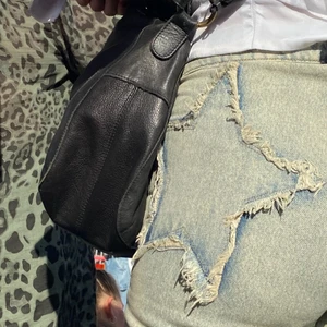 Jeans med stjärnor  - Skit coola jeans frn hm, ny pris 399kr. Säljer pga var en för liten storlek och hann en returnera. Är 36 men sitter mer som en 34. Aldrig använda med prislappen kvar💃❤️‍🔥, köparen står för frakten!