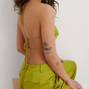 Grön topp med knyte i ryggen  - Toppen är aldrig använd och har därmed lappen kvar💕 frakt ingår ej