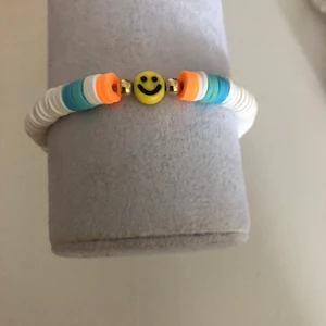 Orange, blått och vitt armband - Orange, blått och vitt armband med guldsmiley på.   15kr plus 12kr frakt  Mär din vrist för att veta din storlek  Instagram: smileyyjewelry 