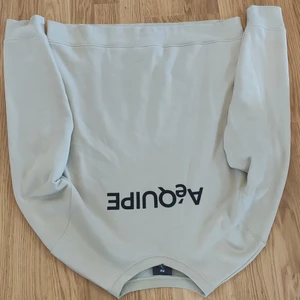 H&M Tröja med tryck - Beige tröja med tryck från H&M storlek Large Regular fit. Har bara blivit använd en gång så den är i så gott som nyskick. 130kr + frakt men priset är förhandlingsbart såklart✨🌟