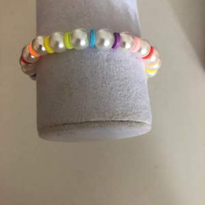 Regnbågigt armband med vita pärlor.   15kr plus 12kr frakt  Mär din vrist för att veta din storlek  Instagram: smileyyjewelry