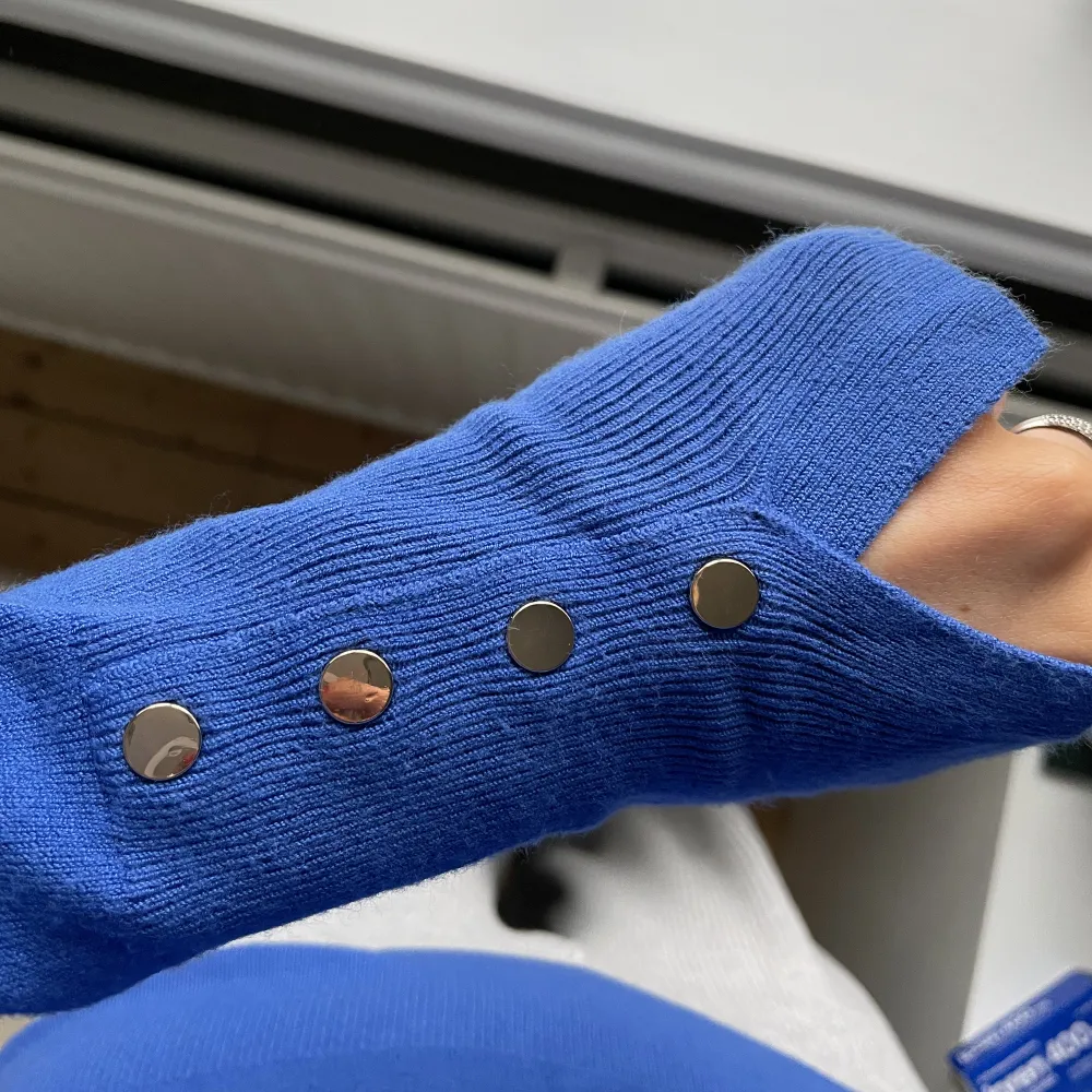 Basic blå tunn stickad tröja från Zara🌟Inget tecken på användning, st M men passar också S och XS. Tröjor & Koftor.