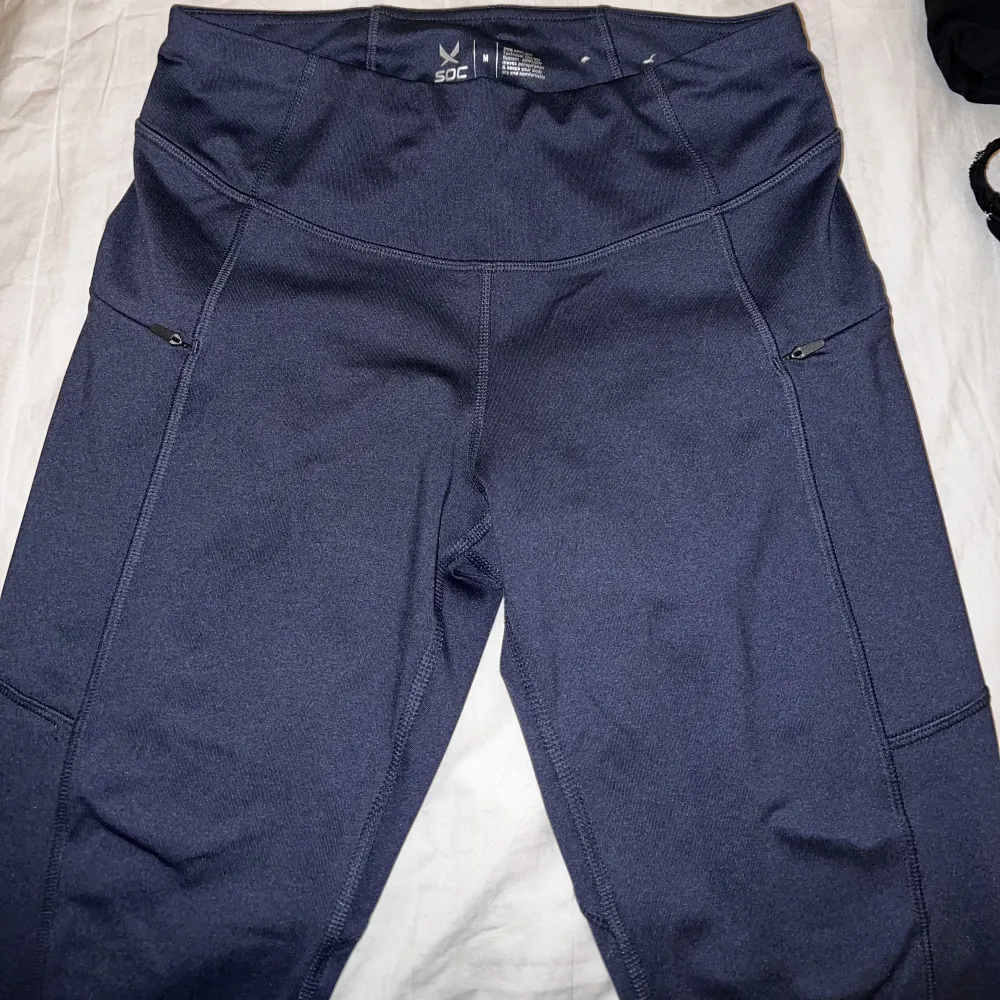 Säljer mörkblåa tränings tights med fickor på sidorna. Använda en gång. Jeans & Byxor.