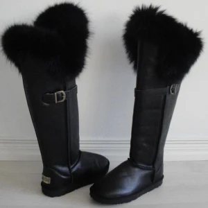 UNIKA STÖVLAR PÄLS 🖤 - Äkta skinn och äkta päls. Nypris 6590kr. Märke: Lupopo. HELT NYA OANVÄNDA. Storlek 39,5- 40. Mått: Innermått 25cm.  Skafthöjd 48cm. Varmfodrad