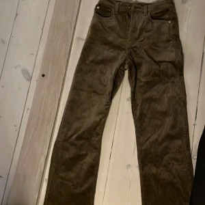 Manchester byxor - Manchester byxor från weekday storlek storkel 34. 