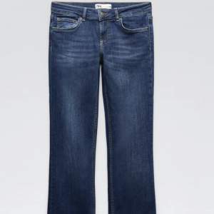 Jättesnygga populära ⚠️slutsålda⚠️bootcut jeans från zara. Modellen heter ”JEANS ZW THE LOW RISE BOOTCUT” Andvända fåtal gånger men i helt perfekt/nyskick!! ❤️ Säljs eftersom jag har många liknande jeans! ❤️❤️(köpta för 399kr)