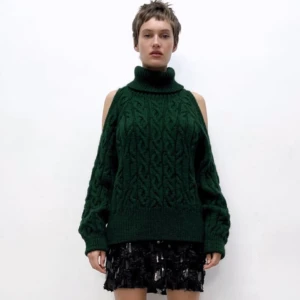 Grön cutout tröja💚 - En favorit i garderoben, sjukt snygg grön stickad cutout tröja från Zara! Köpt förra året, säljs ej längre.💚💚nypris 500kr