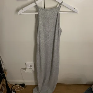 grå klänning - Kom privat för bättre bilder, va ganska trött när jag tog dessa.💞strl XS från Bikbok. Kosta mig 149kr säljer för 100 💞💞använts endast en gång:)