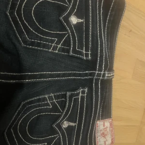 Skit snygga true religon jeans - True religon jeans i perfekt skick med många fina diamant detaljer, säljer pågrund av att de ör lite stora. Skriv för fler bilder eller frågor
