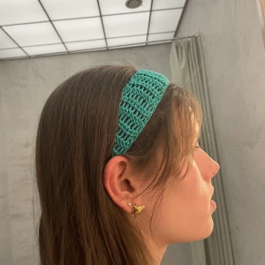 Hårband - Virkat grönt hårband💚kolla min profil för fler färger🧡 Frakten ingår i priset!! Tar även emot förfrågningar på färger och designs☺️