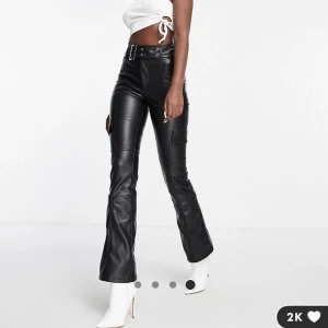 Läderbyxor cargo storlek 38 - Läderbyxor i cargo modell med fickor på sidorna och bälte i midjan. Konstläder! Endast använda en gång och säljer pga för stora. Sjukt snygga!!! Finns i Farsta eller skickas mot fraktkostnad. Nypris 529kr