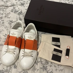 Valentino skor  - Valentino skor storlek 44. Cond: 9/10! Box och extra skosnöre fås med😄Fler bilder finns :)