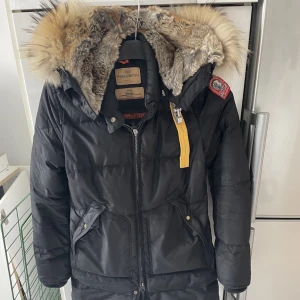 Parajumper long bear  - Säljer min parajumper jacka då jag har köpt en storlek större efter en graviditet. Använd en vinter. Inga skador eller märke på den. Storlek XS 