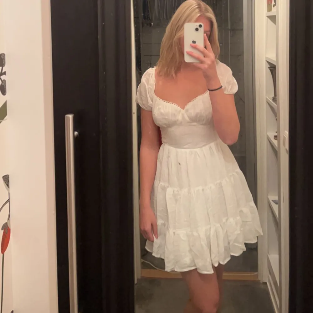 Säljer denna superfina vita klänningen från princess polly💗 Aldrig använd då jag köpte två, är i storlek 38/ US 6 men skulle säga att den kan passa en 36 också. Säljer för 500kr+frakt då jag köpte den för ca 700kr💗. Klänningar.