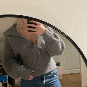 Stickad tröja  - Grå stickad tröja som är jätte skön. Ni betalar för frakten!