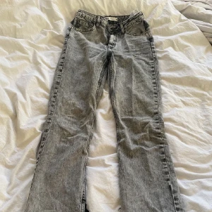 Zara jeans - Säljer dessa grå Zara jeans med slits. Det är i strl 36 men passar även 34🤍(frakt inräknad)