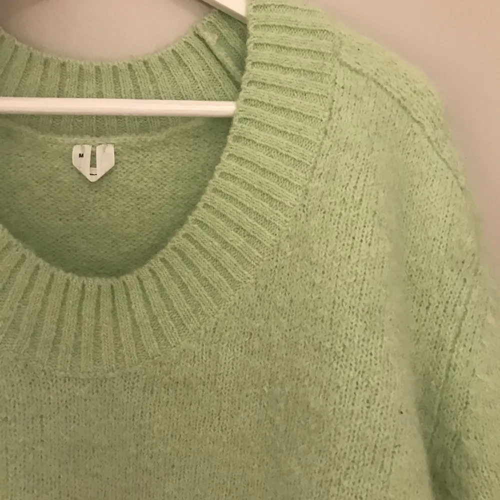 Stickad alpaca ull blandnings tröja från Arket i en superfin ljusare lime-ish grön färg. Borstat material. Bra skick. Storlek M. Stickat.