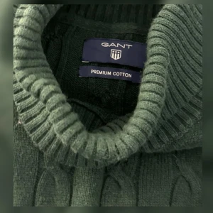 Gant turtleneck/ polo tröjan från 1500 till 199:- - Gant turtleneck. Storlek S. Inköpt för 1500. Har använts men är i bra skick. Säljes för 199. Buda gärna med eget prisförslag! Vid köp av flera saker kan jag möjligtvis fixa paketpris så fråga! Kan träffas/frakt 11 kr