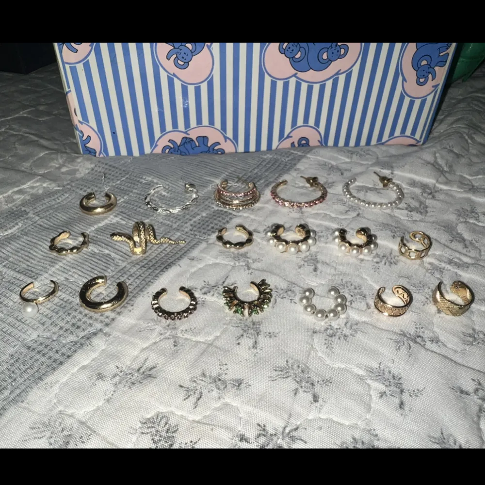 Örhängen och earcuff aldrig använda, 3 för 15kr. OBS orm earcuff kostar 10kr ensamt, ingår ej i 3 för 15.  Frakt 15kr. Accessoarer.