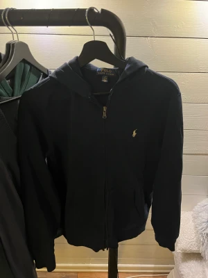 Ralph Lauren tröja  - Säljer min Ralph Lauren tröja pågrund av att den är för liten för mig. Skulle säga att den är som xs-s i damstorlek. Den är inte sliten och har inga skador. 