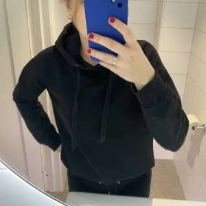 Svart hoodie  - Basic skön svart hoodie✨Denna har jag numera växt ur och kan inte längre använda. Har använt den några gånger, men fortfarande i fint skick.  