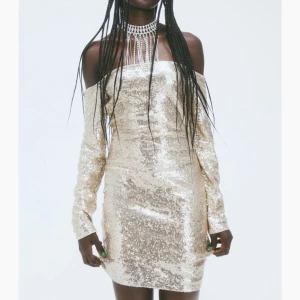 Paljettklänning - En jätte fin paljettklänning från HM, jätte fin till jul eller nyår. Helt oanvänd, endast testad och prislapp kvar!!🤩🤩