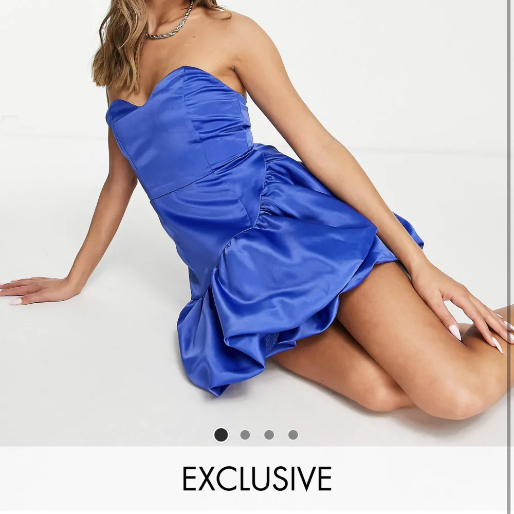 Säljer denna super fina blåa slutsålda klänning från asos i storlek 38💙💙använd en gång när ja fyllde år så den är som nu . Klänningar.