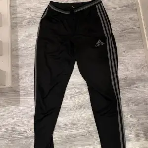 Adidas byxor svarta med gråa ränder. Knappt använd fint skick