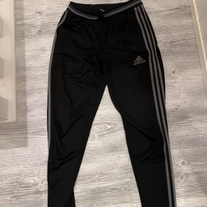 Adidas byxor Small - Adidas byxor svarta med gråa ränder. Knappt använd fint skick
