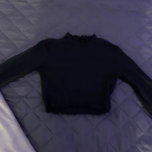 Kort polo med utsvängda armar - Från shein, små volanger runt hals, mage och händer. Använd ett antal gånger men i bra skick. Lite genomskinlig dock