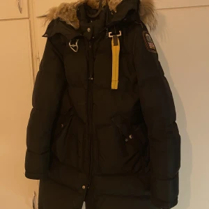 Parajumper jacka - Säljer parajumper jacka i modell long bear jacket. Fint skick använt Max 20 gånger.  Nypris: 10 tusen. 