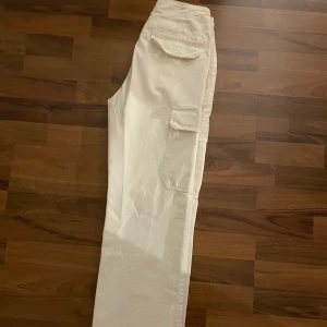 Cargo byxor - Vita cargo byxor från Zara. Aldrig använda men testade. De är i nyskick. Köpta för 359kr men säljer för 230kr. Pris går att diskuteras. Har du någon fråga är det bara att höra av dig❤️Köparen står för frakt 