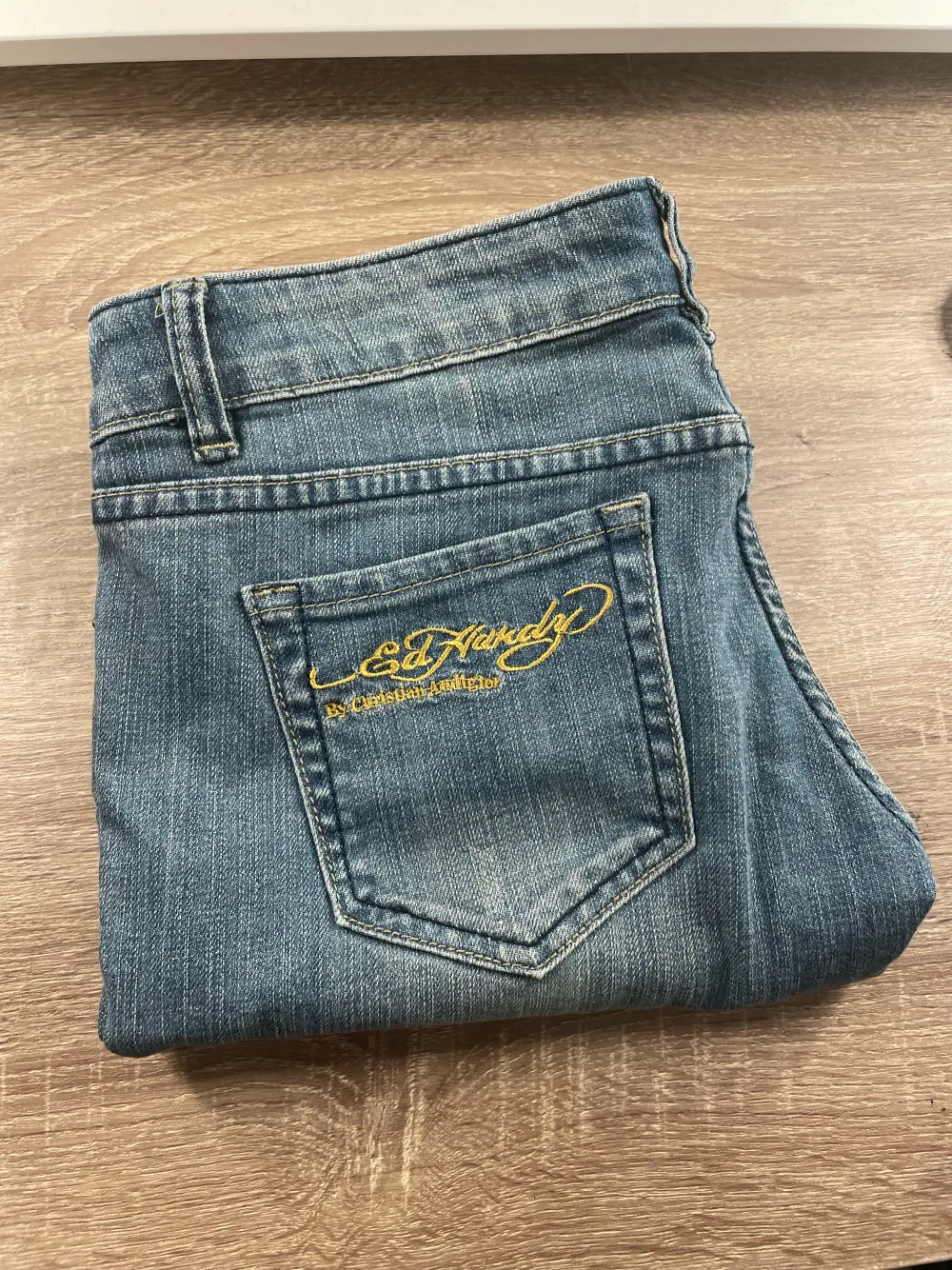 Hej! Jag säljer mina Ed Hardy jeans då dem nästan aldrig har kommit till användning! Skriv privat om du vill ha mera information, köparen står för frakt🌸lägg bara bud om du verkligen är beredd på att betala det! Köp direkt för 400. Jeans & Byxor.