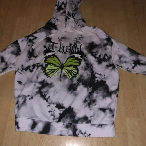 Hoodie från Newyorker  - Har denna hoodie som bara ligger och dammar, säljer för ca 100-110kr🥰 Mysig och stor i storleken, liten huva och ganska tajt (på mig) vid handleden🥰 storlek S. Hör av dig privat till mig om du är intresserad av tröjan! 