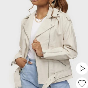 Skinnjacka  - Fin vit oversized skinnjacka 