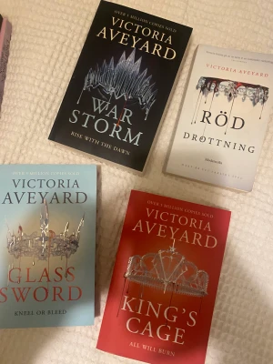 Red Queen serien  - Hela red Queen serien av Victoria Aveyard. Den första boken är på svenska och det tre andra på engelska. En av mina favoritserier. 