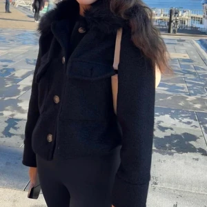 Jacka med pälskrage  - Säljer min superfina jacka nu då den inte kommer riktigt till användning. Superfin, inga defekter ❤️ storlek one size 