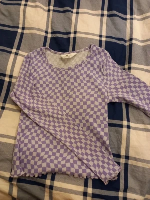 lila fin tröja <3 - använts några gånger, rätt så färgglad tröja, väldigt bra skick finns inga skador på den osv kom priv för mer info, den ser ut o va tajt men den e inte så tajt egentligen, priset kan diskuteras :) 