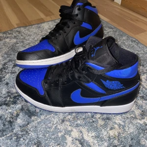 Jordan 1 mid black hyper royale - Hej säljer mina Jordan 1’s köpt för 1750kr har ingen användning till dom längre. Har använt dom bara i nån månad. Finns en liten skrapa uppe vid vänstra skon men det syns knappt. Förutom det så funkar dom och är i bra skick. Kan både mötas upp och frakta👍