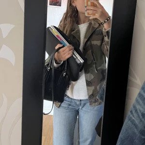 Väska - Väska från zara, inte andvänds alls mycket och inga defekter! Nypris 299