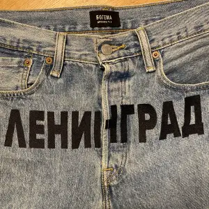Väldigt sällsynta jeans från Bogema Leningrad. Det är ett par vintage levis jeans som har fått nytt liv genom handsydd design. Storlek 31/32
