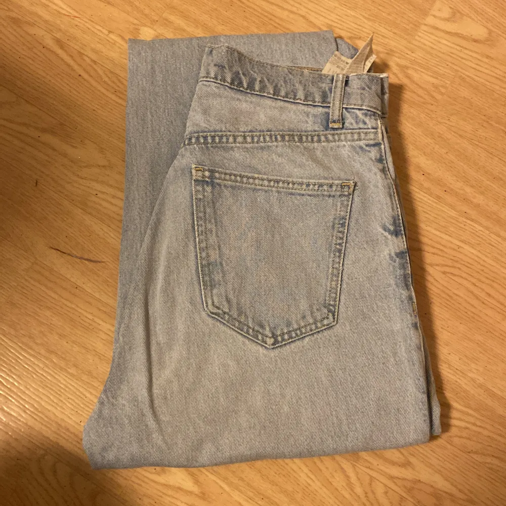 Hej säljer mina wide leg jeans från zara som satt som en smäck, älskade de väldigt mycket, mycket sköna och rekommenderar starkt för trenderna nu!💕 inga skador, säljer för har andra.. Jeans & Byxor.